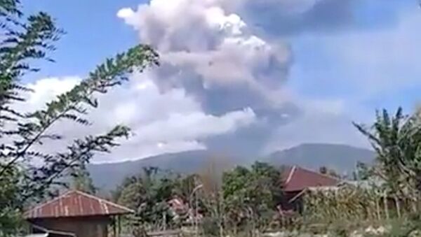 Вулкан Сопутан проснулся в Индонезии - Sputnik Беларусь