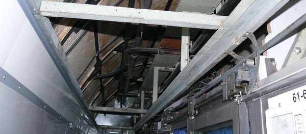 Контрабандные сигареты были спрятаны под потолком - Sputnik Беларусь