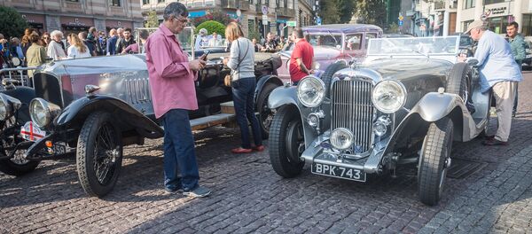 Ралли уникальных классических автомобилей  Peaks of the Caucasus стартовало в Тбилиси  - Sputnik Беларусь
