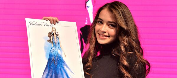 Міс Беларусь Марыя Васілевіч паказвае эскіз сукенкі для фінальнага выхаду на конкурсе Міс свету 2018 Міс Беларусь Марыя Васілевіч паказвае эскіз сукенкі для фінальнага выхаду на конкурсе Міс свету 2018 - Sputnik Беларусь