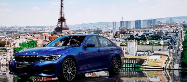 Презентация BMW 3 на открытии международного автосалона Mondial de l'Automobile в Париже - Sputnik Беларусь