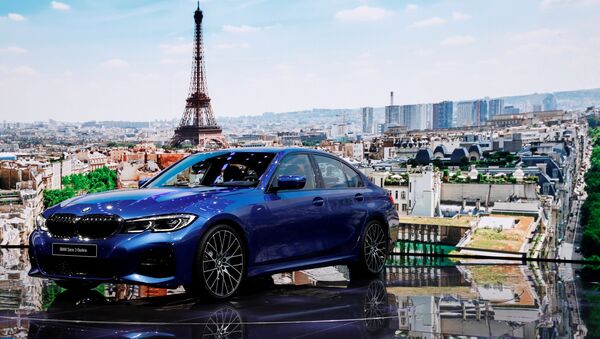 Презентация BMW 3 на открытии международного автосалона Mondial de l'Automobile в Париже - Sputnik Беларусь