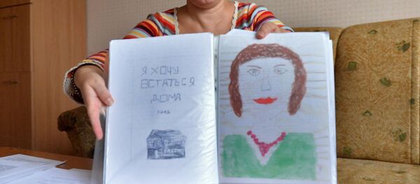 Такой рисовали приемную маму ее бывшие воспитанники. И не хотели отправляться в другую семью - Sputnik Беларусь