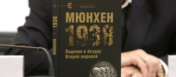 На обложке книги неспроста изображен памятный знак, выпущенный Третьим Рейхом по случаю присоединения Судетской области Чехословакии На обложке книги неспроста изображен памятный знак, выпущенный Третьим Рейхом по случаю присоединения Судетской области Чехословакии - Sputnik Беларусь