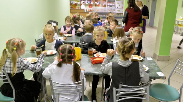 К питанию в школьной столовой дети относятся по-разному - Sputnik Беларусь