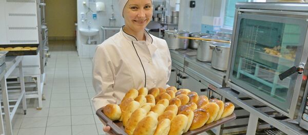 Свежие пирожки к столу школьников - Sputnik Беларусь