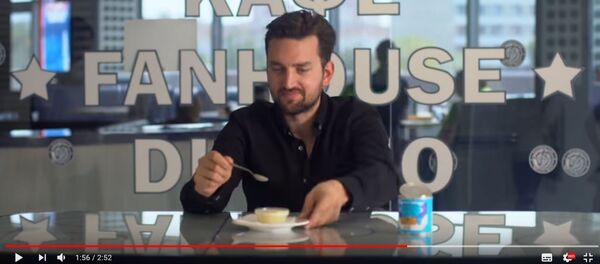 Сгущенка понравилась, зефир нет: как шведского хоккеиста кормили в Беларуси Сгущенка понравилась, зефир нет: как шведского хоккеиста кормили в Беларуси - Sputnik Беларусь