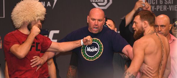 Макгрегор и Нурмагомедов на церемонии взвешивания Макгрегор и Нурмагомедов на церемонии взвешивания - Sputnik Беларусь