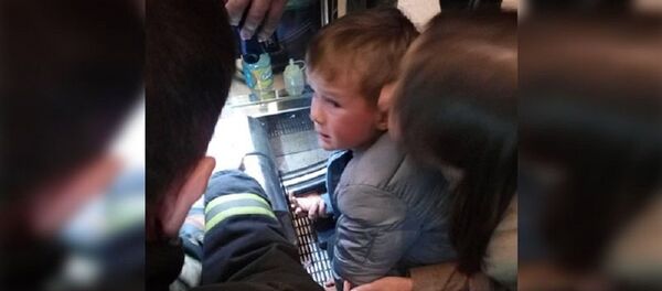 Рука 5-летнего мальчика застряла в траволаторе  - Sputnik Беларусь