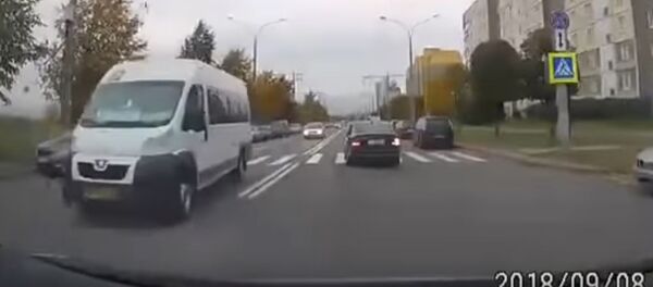 Маршрутка сбила женщину на переходе - Sputnik Беларусь