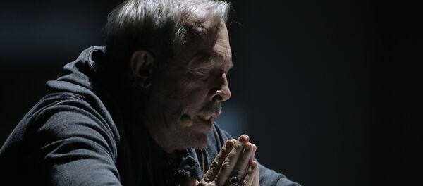 Солист группы Машина Времени, музыкант Андрей Макаревич в роли Солдата в спектакле Черт, солдат и скрипка  - Sputnik Беларусь