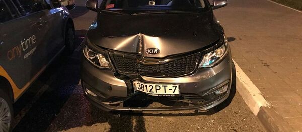 Врезавшаяся в остановку машина - Sputnik Беларусь