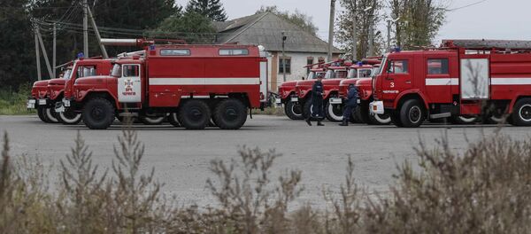 Украинские пожарные возле складов на Черниговщине - Sputnik Беларусь