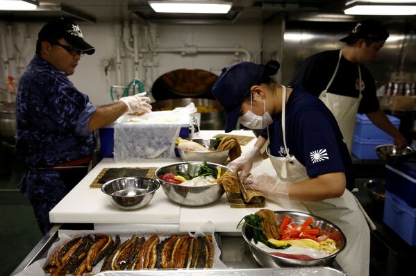 Девушка-матрос на борту японского вертолетоносца Кага во время приготовления еды - Sputnik Беларусь