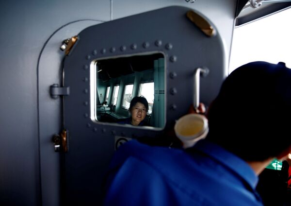Девушка-матрос на борту японского вертолетоносца Кага - Sputnik Беларусь