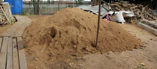 Песок на месте засыпанной ямы - Sputnik Беларусь