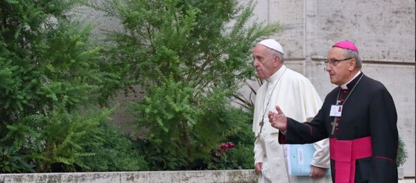 Папа Римский общался с архиепископом Тадеушем Кондрусевичем по дороге на Синод - Sputnik Беларусь