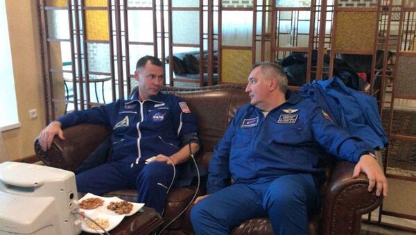 Член основного экипажа МКС-57/58 астронавт NASA Ник Хейг (США) проходит обследование после аварийной посадки в степи Казахстана. Справа - генеральный директор ГК Роскосмос Дмитрий Рогозин - Sputnik Беларусь