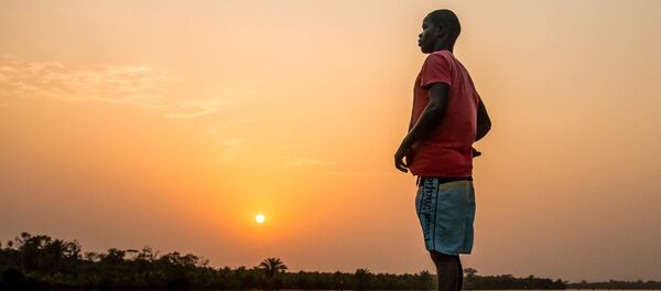 Мужчина на лодке в Кот-д'Ивуаре - Sputnik Беларусь