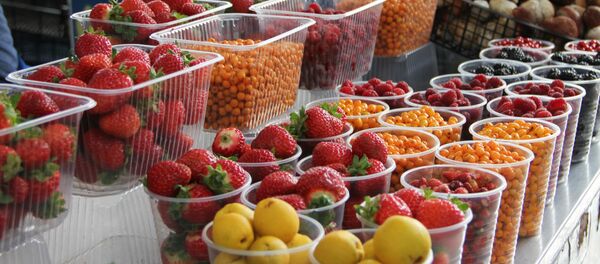 Кроме привычной клубники и малины появилась и сезонная облепиха - Sputnik Беларусь