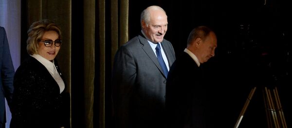 Валентина Матвиенко, Александр Лукашенко и Владимир Путин после окончания Форума - Sputnik Беларусь