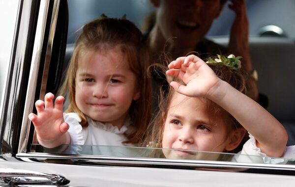 Принцесса Шарлотта и дочь Робби Уильямса Теодора - маленькие подружки невесты - Sputnik Беларусь
