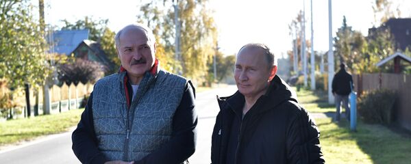 Президент РФ Владимир Путин и президент Республики Беларусь Александр Лукашенко во время посещения агрогородка Александрия Шкловского района 12 октября 2018 года Президент РФ Владимир Путин и президент Республики Беларусь Александр Лукашенко во время посещения агрогородка Александрия Шкловского района 12 октября 2018 года - Sputnik Беларусь