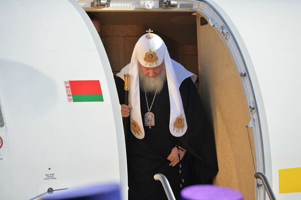 Патриарх Кирилл выходит из самолета в Минске - Sputnik Беларусь