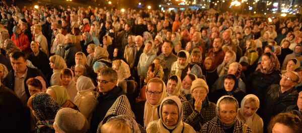 Сотни православных верующих собрались у Свято-Духова кафедрального собора Сотни православных верующих собрались у Свято-Духова кафедрального собора - Sputnik Беларусь