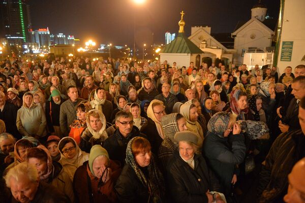 Фотофакт: сотни верующих  встречали у храма Патриарха Кирилла - Sputnik Беларусь