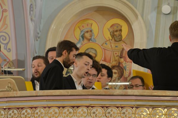 Богослужебные песнопения исполнил хор Всехсвятского храмового комплекса - Sputnik Беларусь