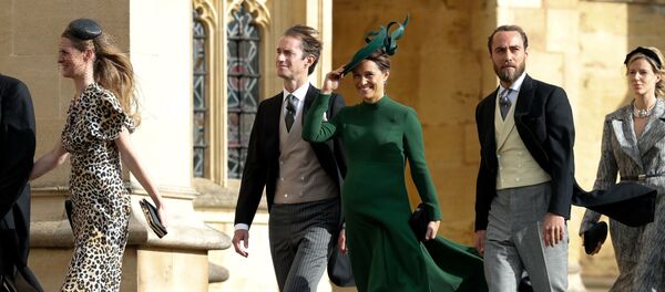 Пиппа с мужем на свадьбе британской принцессы Евгении из Йорка - Sputnik Беларусь