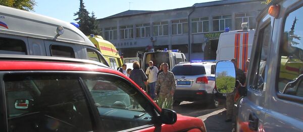 У Политехнического колледжа в Керчи, в котором произошел взрыв - Sputnik Беларусь