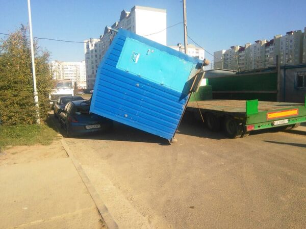 Бытовка упала с прицепа на припаркованный Renault в Минске - Sputnik Беларусь