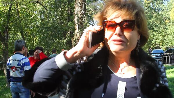 Директор Керченского политехнического колледжа Ольга Гребенникова у колледжа, в котором произошел взрыв - Sputnik Беларусь