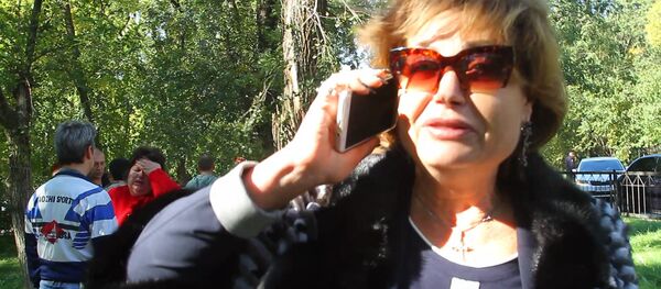 Директор Керченского политехнического колледжа Ольга Гребенникова у колледжа, в котором произошел взрыв - Sputnik Беларусь