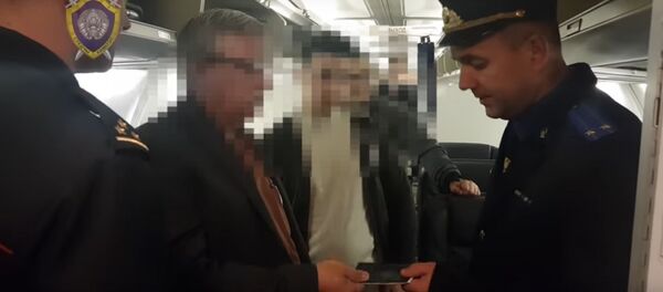 СК показал, как американская полиция привезла белоруса, скрывавшегося в США - Sputnik Беларусь