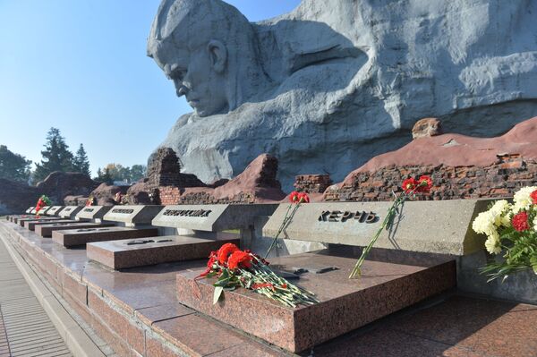 Керченская трагедия: белорусы несут цветы к посольству России Керченская трагедия: белорусы несут цветы к посольству России - Sputnik Беларусь