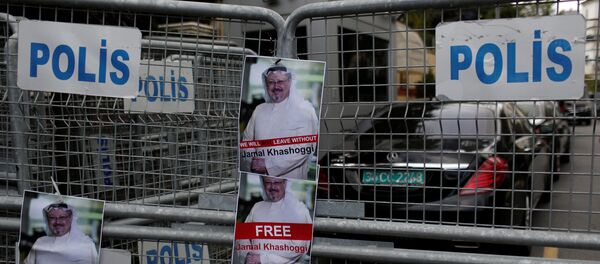 Фотографии саудовского журналиста Хашукджи размещены на защитных барьерах  - Sputnik Беларусь