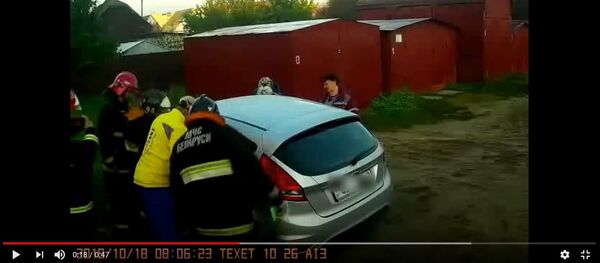 Маленькая девочка закрылась в машине: МЧС показало, как доставали ребенка - Sputnik Беларусь