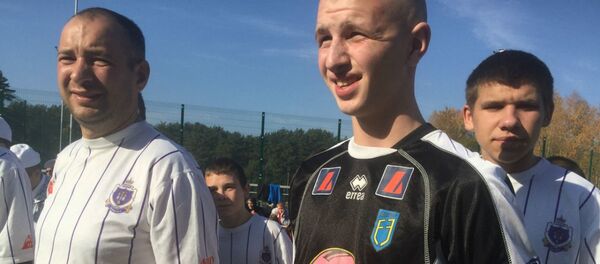 Подросток Алексей Хацкевич из Могилевского спецучилища получил майку с автографом Марадоны - Sputnik Беларусь