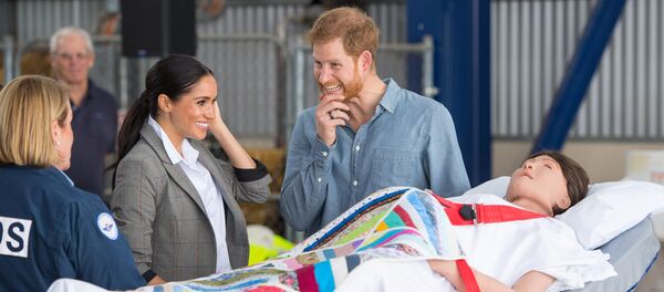 Меган Маркл и принц Гарри научились принимать роды  - Sputnik Беларусь