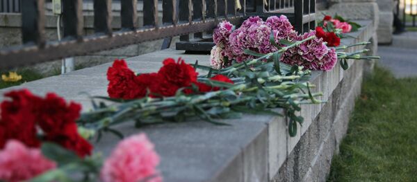 Цветы у посольства - Sputnik Беларусь