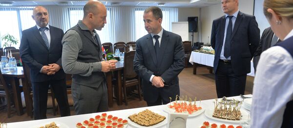 Посол России в Беларуси Михаил Бабич на предприятии Санта Бремор - Sputnik Беларусь