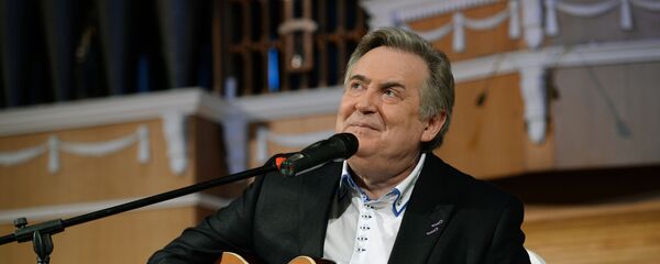 Маяки в искусстве ― разные, на театральной сцене ― одни, в кино ― другие, когда в руках гитара ― третьи, говорит Юрий Стоянов - Sputnik Беларусь