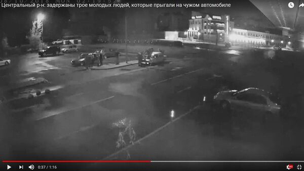 ГУВД показало, как трое парней развлекались на чужой шестерке - Sputnik Беларусь