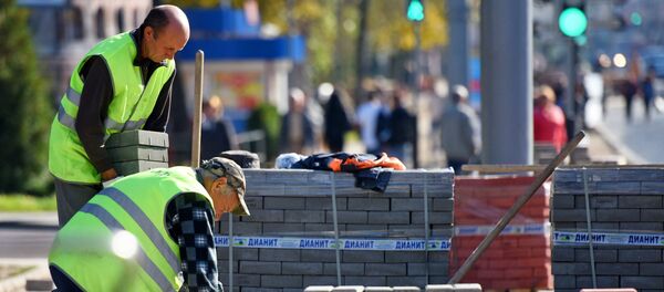 Рабочие и студенты профильных специальностей от рассвета до заката мостят тротуары. - Sputnik Беларусь