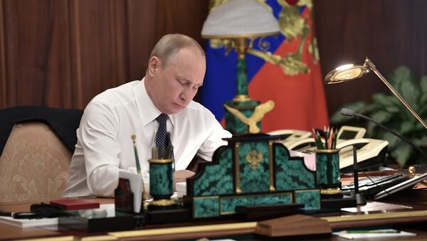 Президент РФ Владимир Путин в рабочем кабинете в Кремле - Sputnik Беларусь