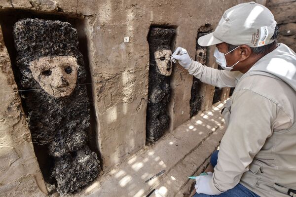 Эксперт працуе над адной з 20 драўляных скульптур, якія былі нядаўна знойдзеныя на ўчастку археалагічных раскопак побач з Трухільё ў Перу. - Sputnik Беларусь