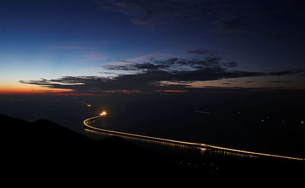 Мост Гонконг — Чжухай — Макао стал самым длинным в мире морским мостом протяженностью 55 километров. Он был открыт в октябре 2018 года. В структуру моста входят 23-километровый главный мост, три секции вантовых мостов, семикилометровый подводный тоннель и несколько искусственных островов. - Sputnik Беларусь